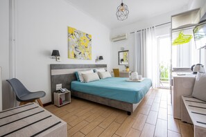 Safe på rommet, skrivebord, blendingsgardiner og wi-fi (inkludert)