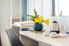 Caja de seguridad en la habitación, escritorio y cortinas blackout 