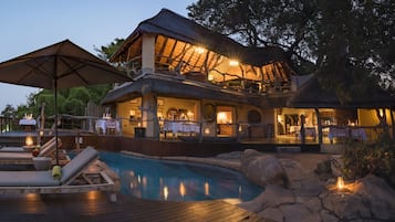 Kolam renang terbuka, payung kolam, kerusi lepak pantai