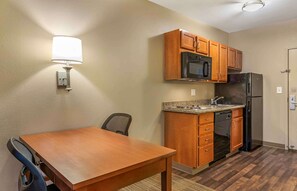 Fridge, microwave, stovetop, coffee/tea maker - Extended Stay America Suites Bakersfield Chester Lane (Bakersfield)