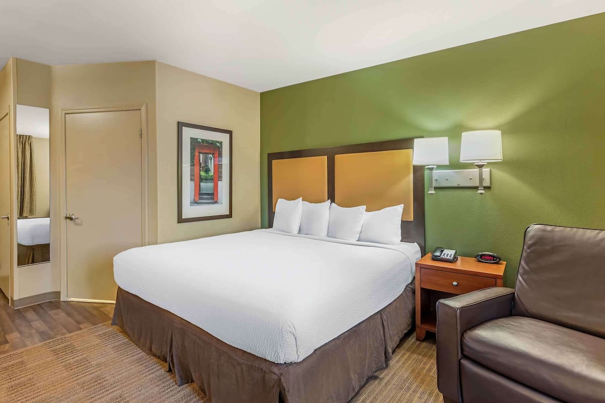 Studio, 1 King Bed, Non Smoking | Desk, blackout drapes, free WiFi, bed sheets
