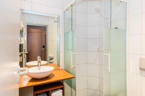 Een douche, gratis toiletartikelen, een haardroger, handdoeken