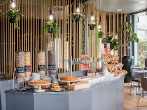 Petit déjeuner buffet (12 EUR par personne)
