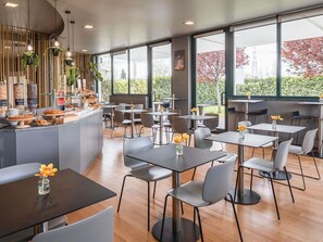 Frokostbuffé hver dag (EUR 12 per person)