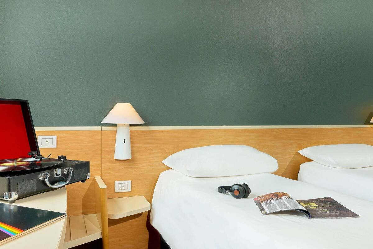 standard room, 2 single beds | desk, blackout curtains, soundproofing, free wifi