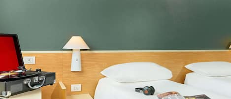 Standardværelse - 2 enkeltsenge | Skrivebord, mørklægningsgardiner, lydisolering, gratis Wi-Fi