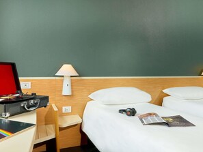 Quarto standard, 2 camas de solteiro | Escrivaninha, cortinas blackout, quartos à prova de som