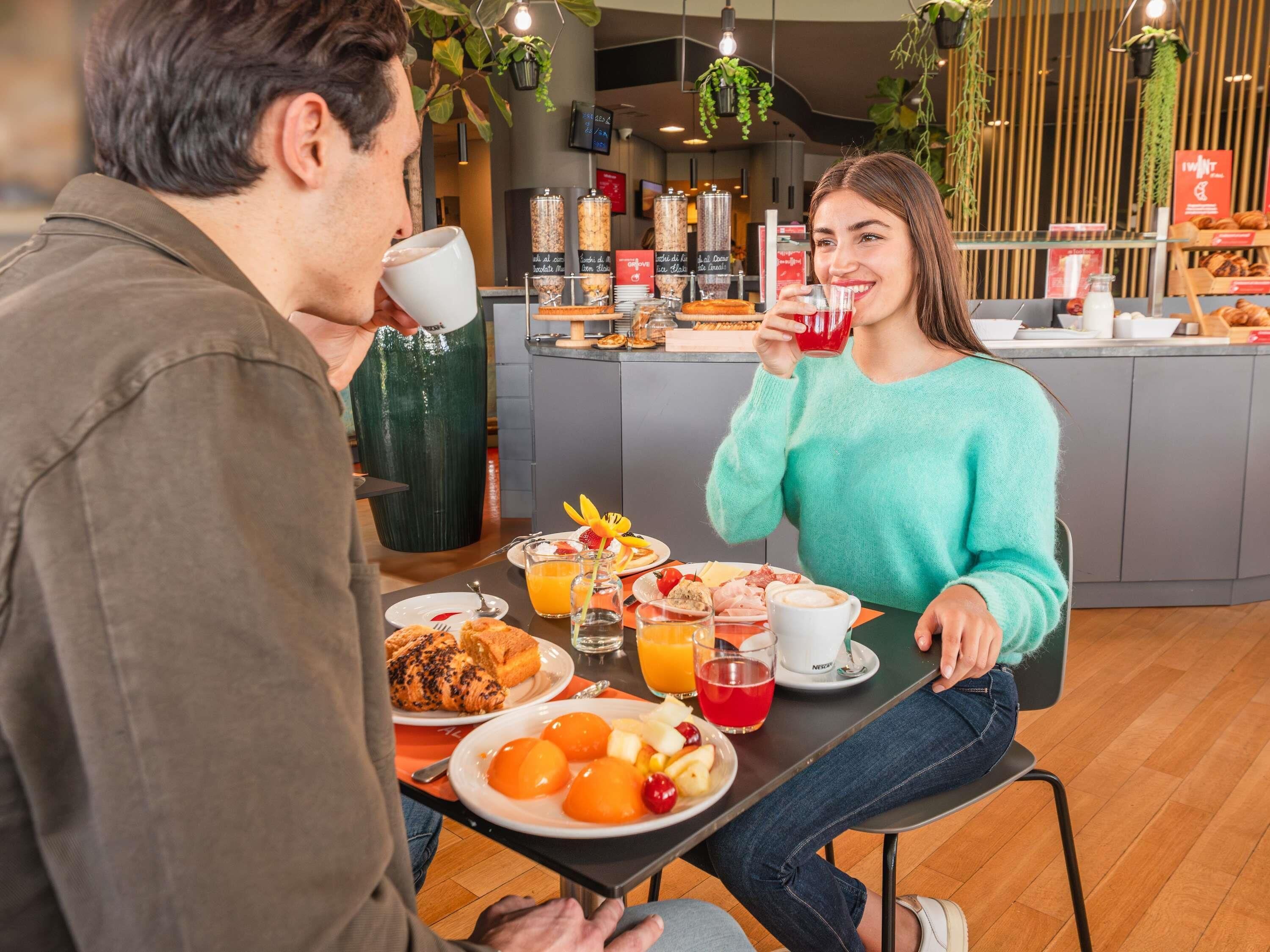 Una mesa con diversos alimentos y bebidas para el desayuno.