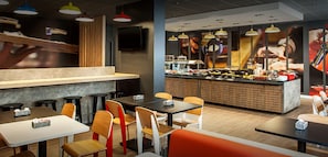 Daily buffet breakfast (BRL 45 per person)