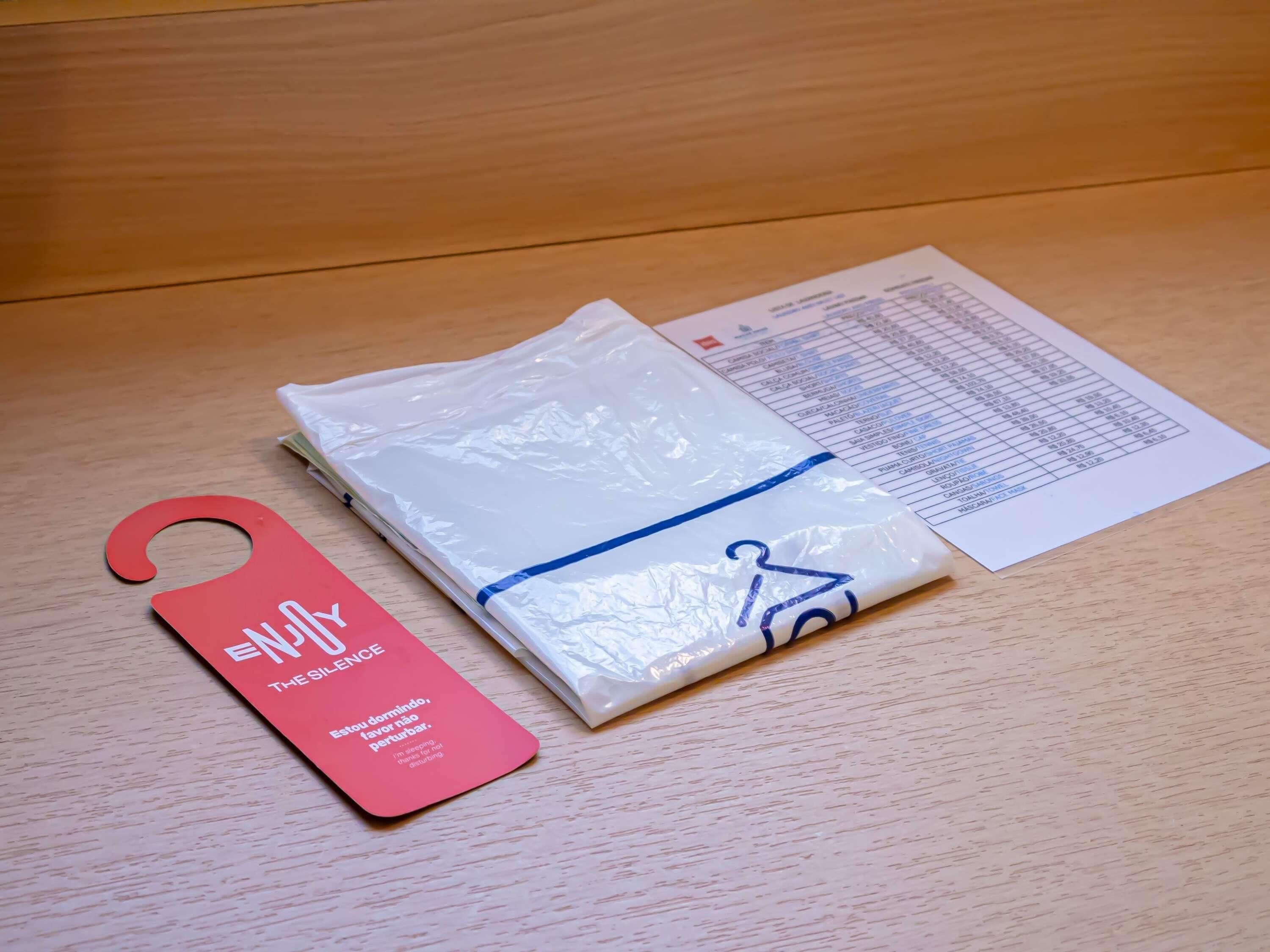 Un colis orné d’un symbole de vélo, d’une étiquette rouge avec du texte, et d’un document posé sur une surface en bois.