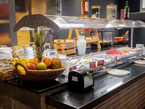 Se sirven cenas y cocina internacional