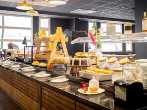 Se sirven cenas y cocina internacional