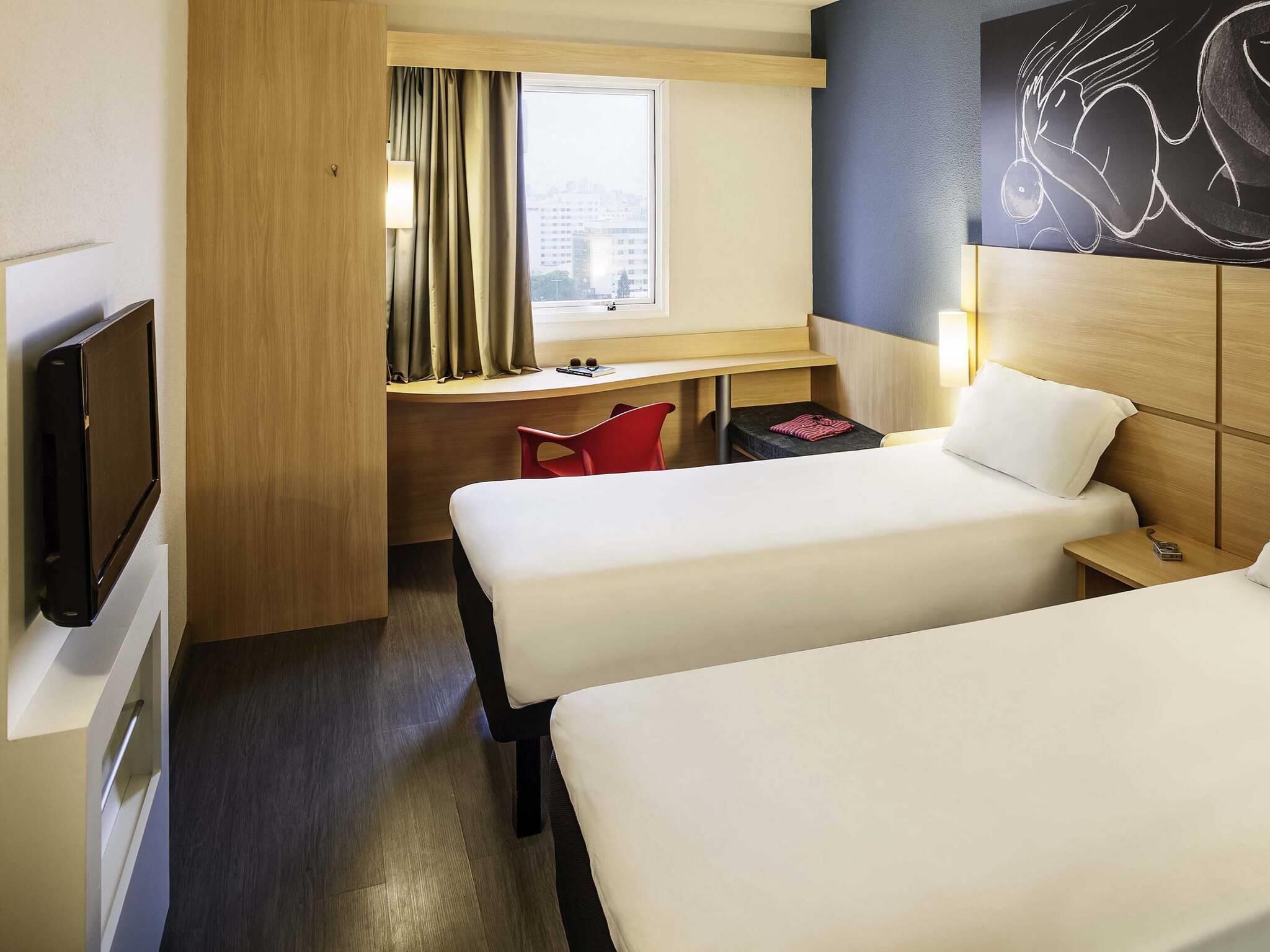 standard room, 2 single beds | minibar, desk, free cots/infant beds, free wifi