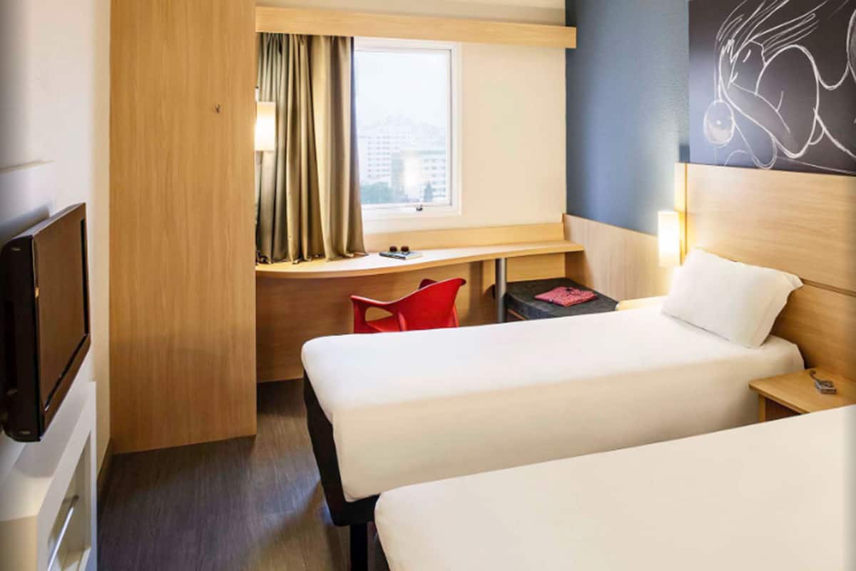 standard room, 2 single beds | minibar, desk, free cots/infant beds, free wifi