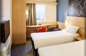 Habitación estándar, 2 camas individuales | Minibar, escritorio, cunas gratuitas y wifi gratis 