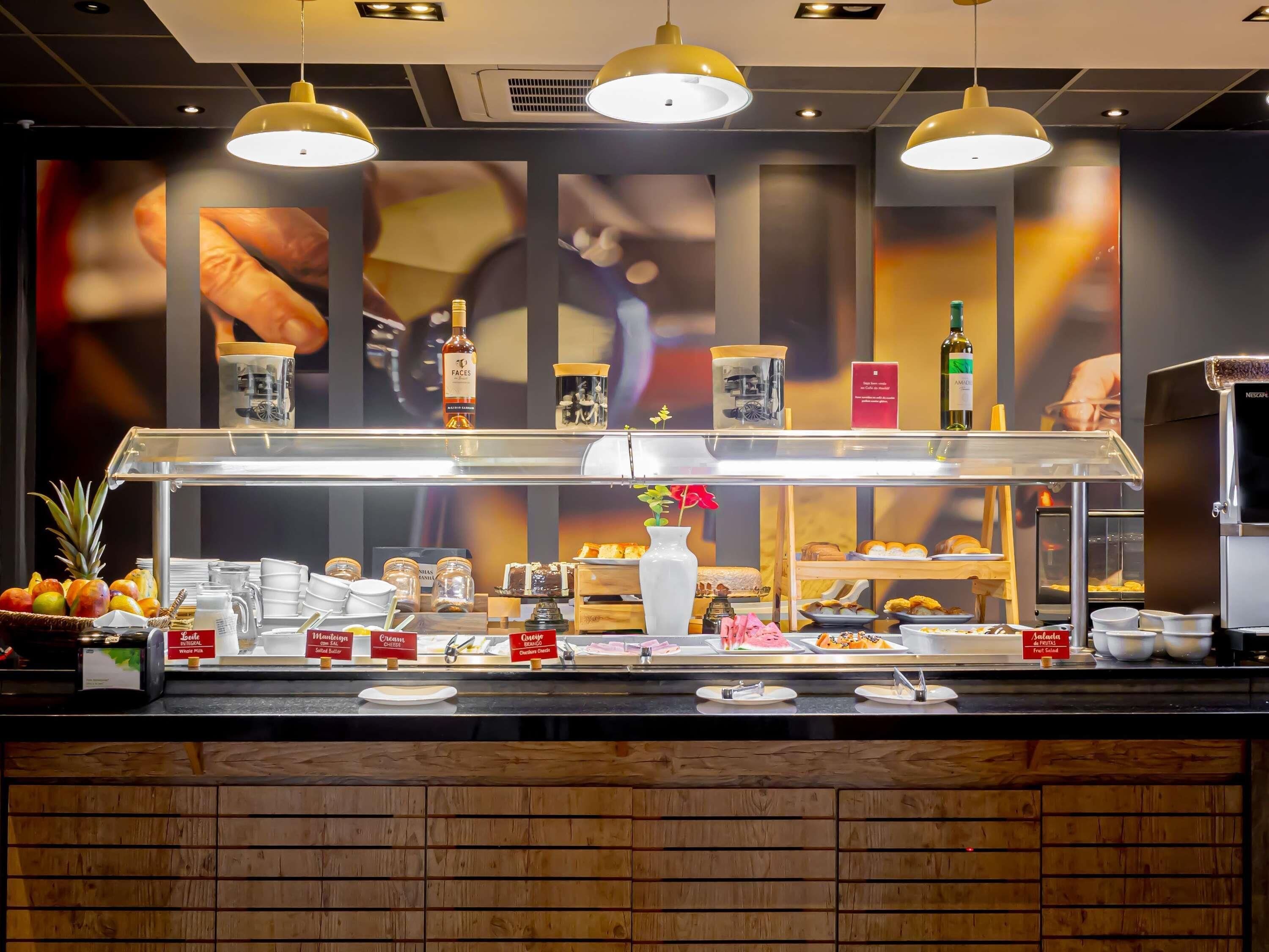Een ontbijtbuffet met diverse soorten eten en een koffieapparaat.