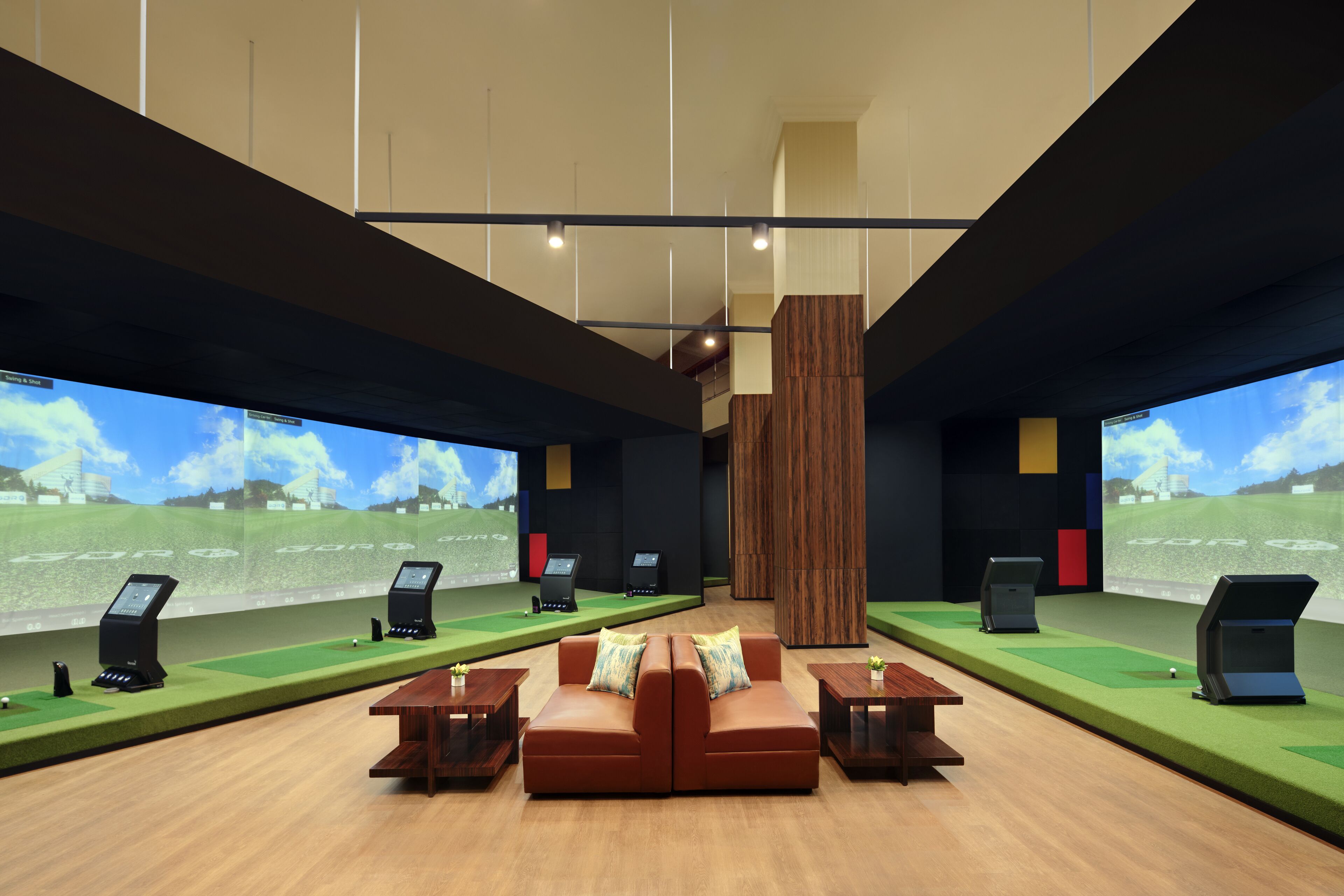 Indoor golf driving range