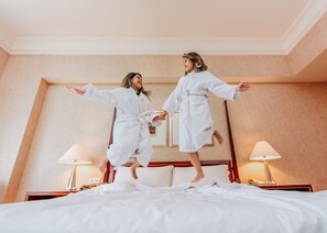 Bộ đồ giường cao cấp, chăn bông, minibar, két bảo mật tại phòng 