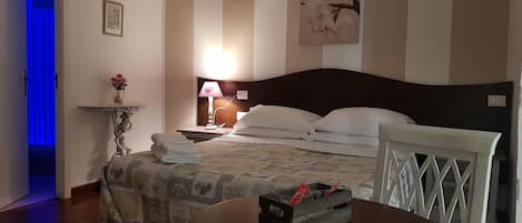 Lençóis italianos Frette, camas Select Comfort, escrivaninha