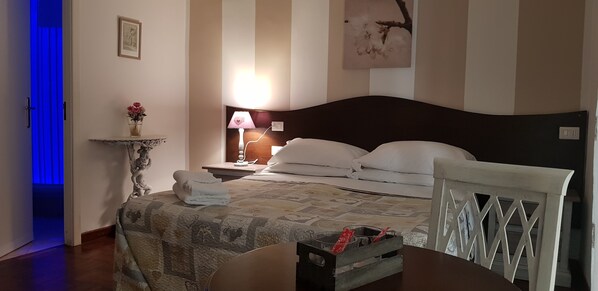 ملاءات إيطالية من طراز فريتي وأسرّة سليكت كومفورت ومكتب وواي فاي مجانًا