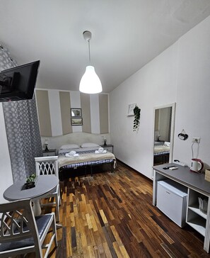 ملاءات إيطالية من طراز فريتي وأسرّة سليكت كومفورت ومكتب وواي فاي مجانًا