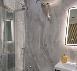 Italienska Frette-lakan, Select Comfort-madrasser och skrivbord