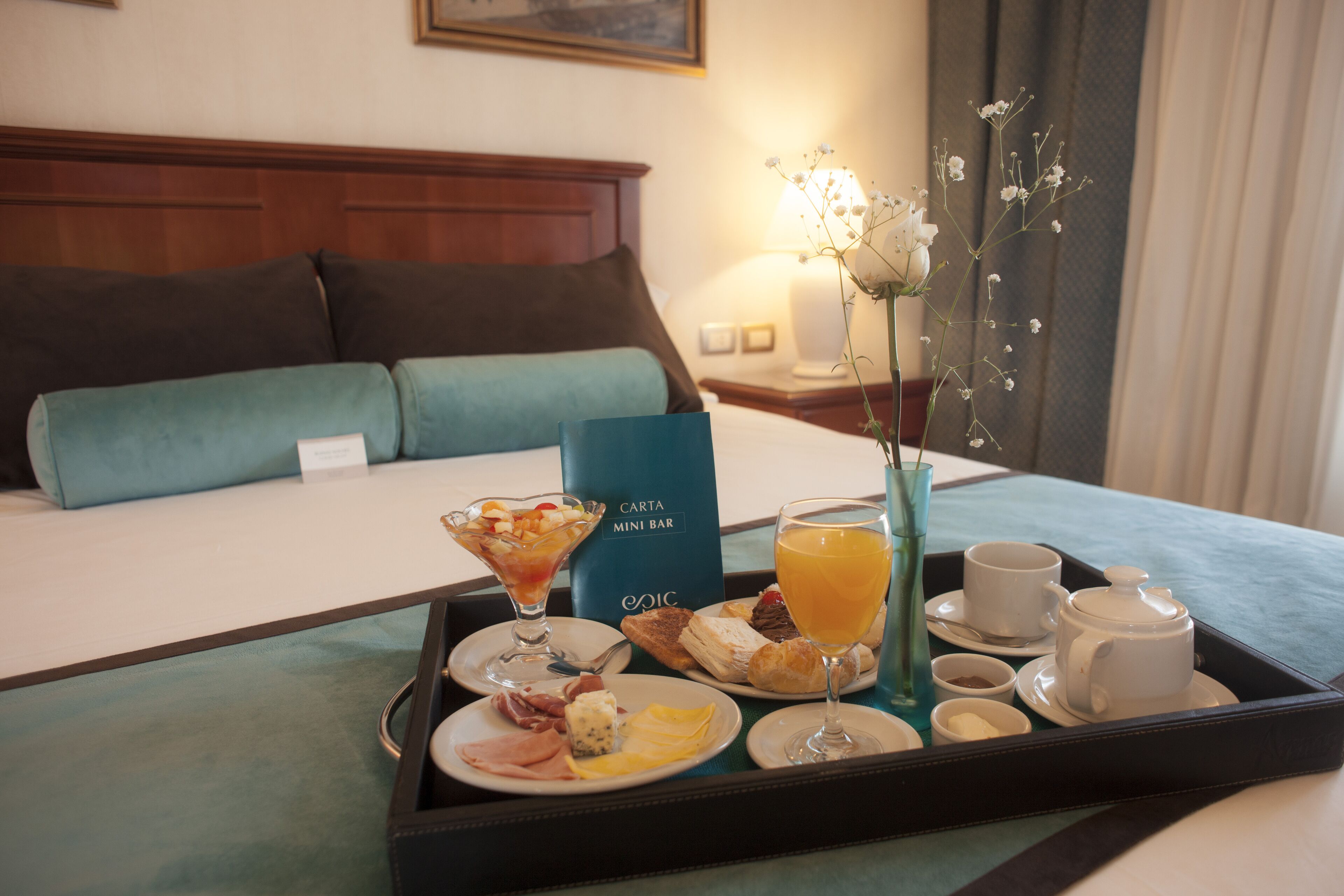 standard double room, 1 king bed | minibar, in-room safe, desk, soundproofing