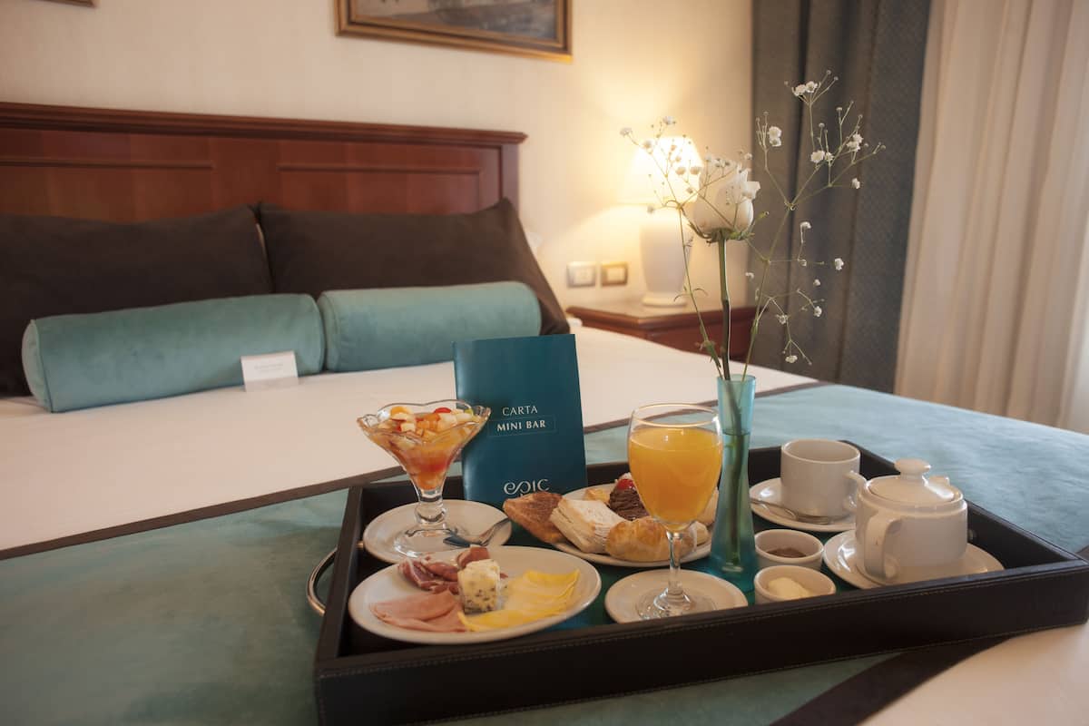 standard double room, 1 king bed | minibar, in-room safe, desk, soundproofing