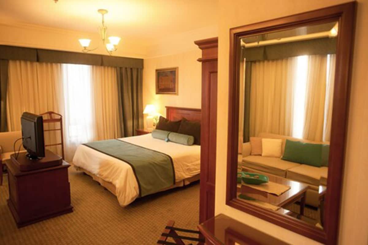 standard double room, 1 king bed | bathroom | combined shower/bathtub, deep-soaking bathtub, rainfall showerhead