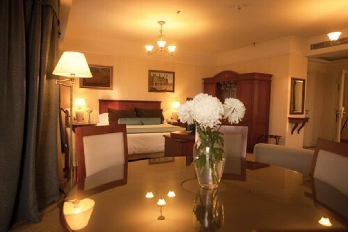 standard double room, 1 king bed | in-room dining