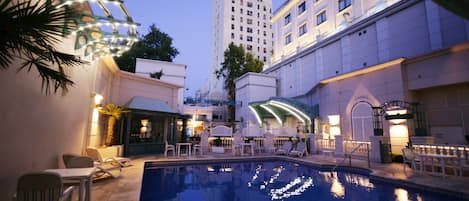 Una piscina al aire libre de temporada