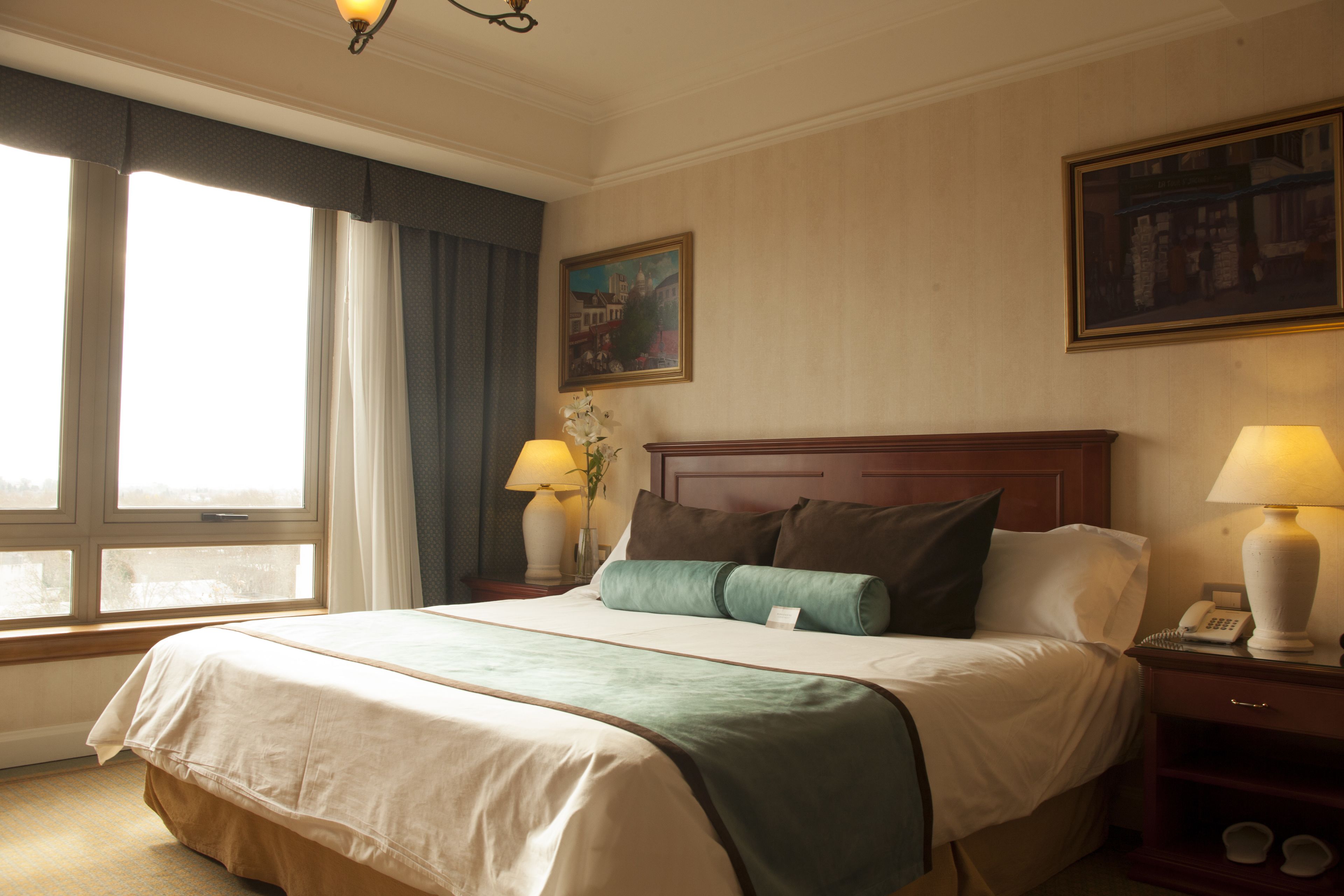 standard double room, 1 king bed | minibar, in-room safe, desk, soundproofing