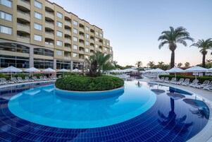 Una piscina cubierta, 14 piscinas al aire libre, sombrillas, tumbonas