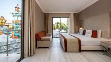 Familierom, bassengutsikt, 1. etasje | Minibar (inkludert), safe på rommet og skrivebord