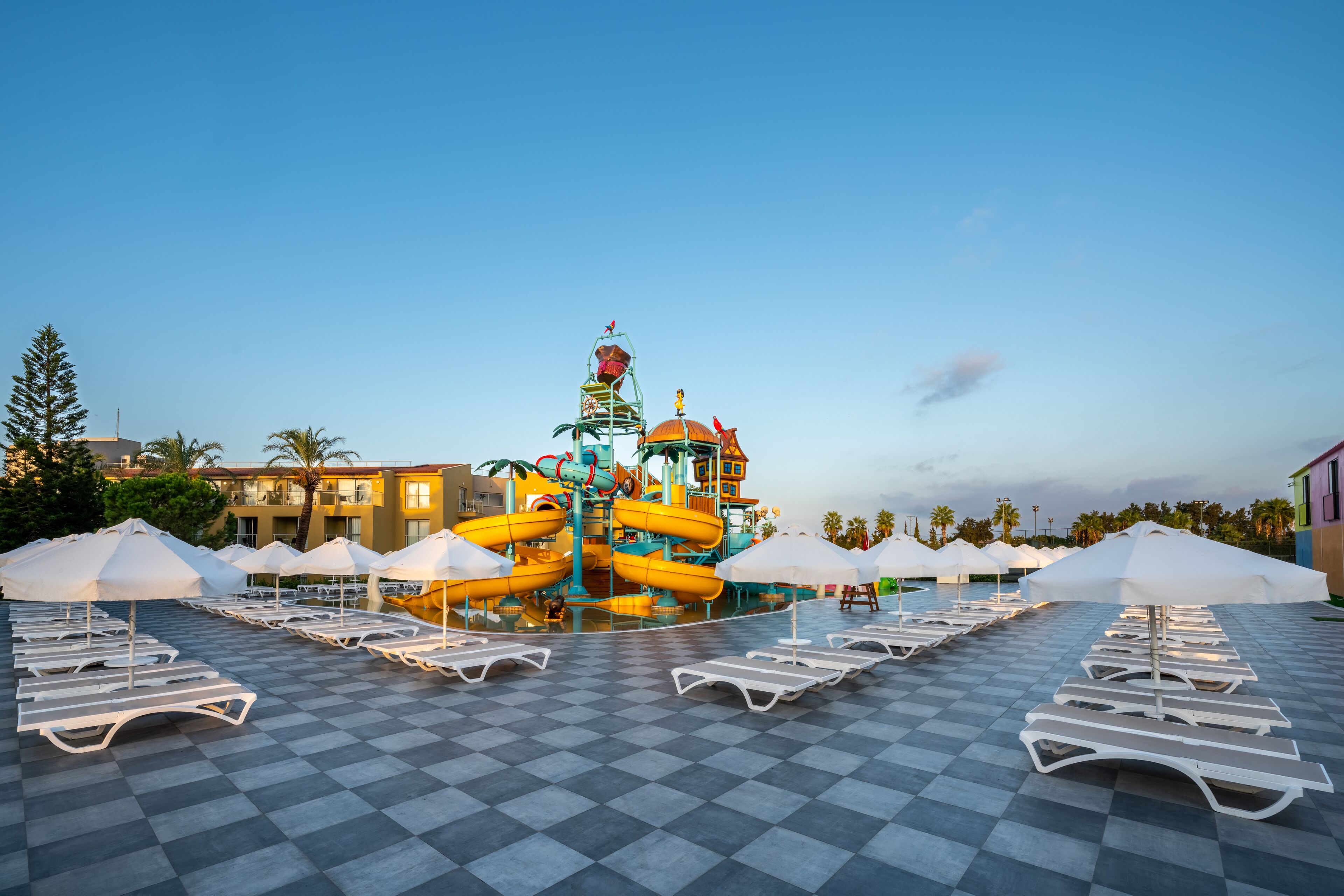 Sisäuima-allas, 14 ulkouima-allasta, aurinkovarjoja, aurinkotuoleja