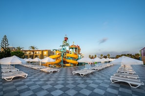 Innenpool, 14 AuĂenpools, Sonnenschirme, LiegestĂŒhle