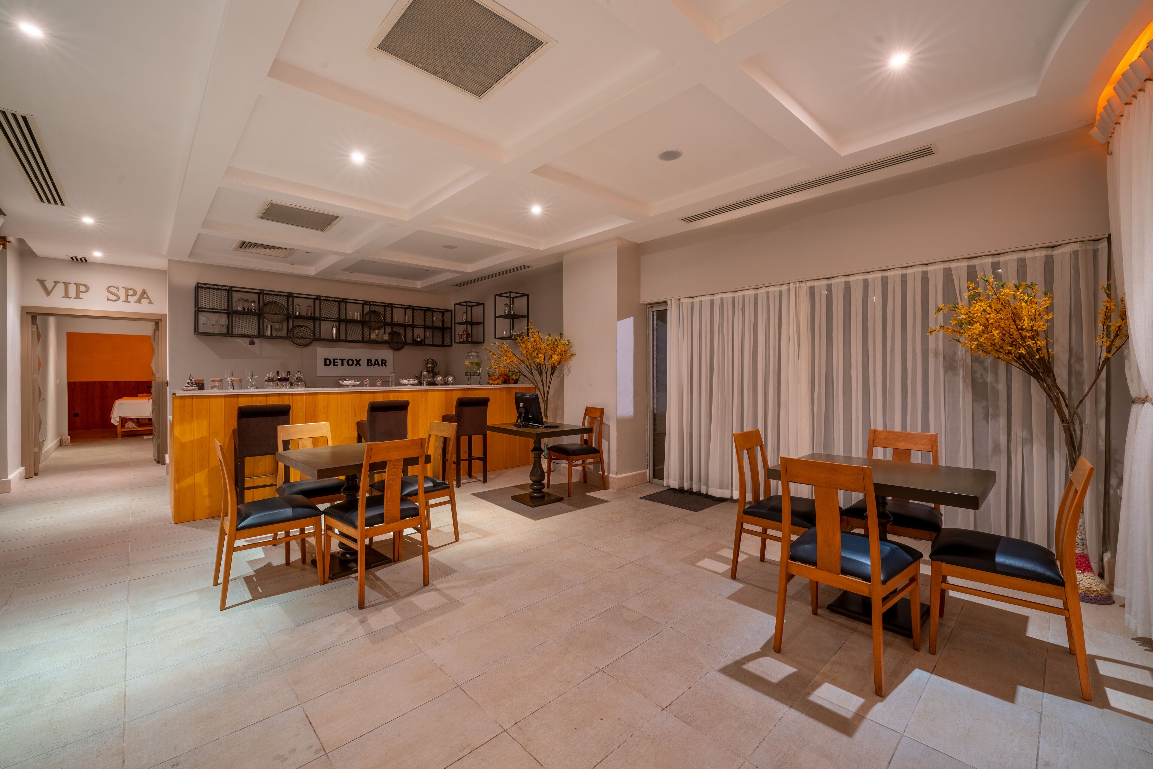 Eine moderne Hotelhalle mit exklusivem Spa-Bereich, einer Detox-Bar und einer Rezeption.