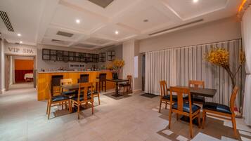 Eine moderne Hotelhalle mit exklusivem Spa-Bereich, einer Detox-Bar und einer Rezeption.
