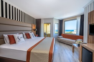 Habitación estándar, vistas al mar | Minibar con artículos gratuitos, caja fuerte, escritorio