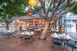 7 restaurants; breakfast, lunch, and dinner served
