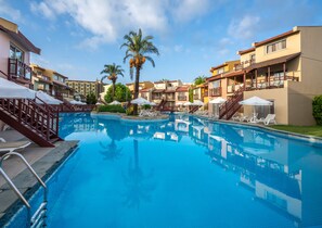 Piscine couverte, 14 piscines extérieures, parasols de plage