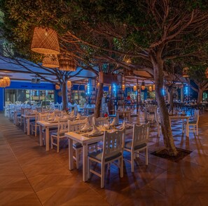 7 restaurants, breakfast served