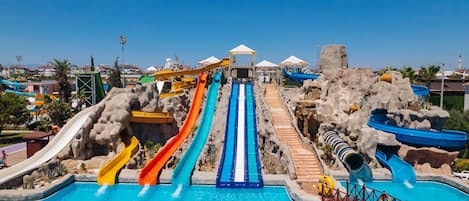 Piscine couverte, 14 piscines extérieures, parasols de plage