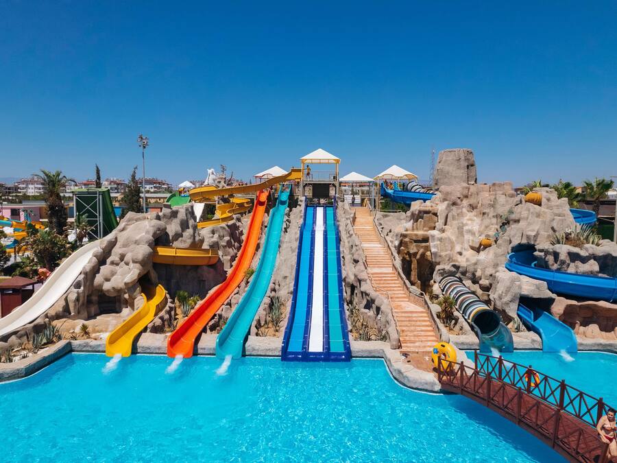 Una piscina cubierta, 14 piscinas al aire libre, sombrillas, tumbonas