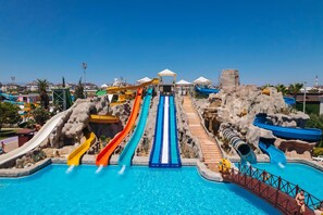 Un parque acuático con varias toboganes y una piscina.