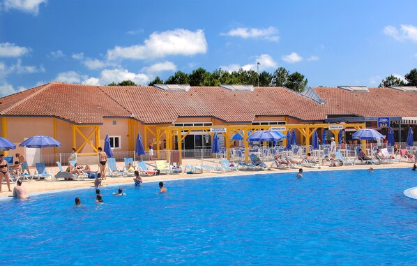 3 piscines extérieures