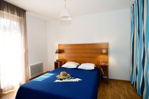 Safe på rommet, barnesenger, wi-fi (mot et tillegg) og sengetøy