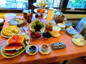 Free daily on-the-go breakfast