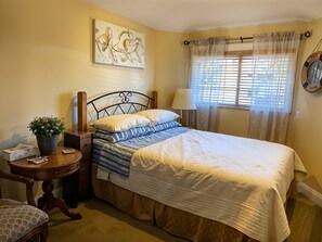 Economy Room, 1 Queen Bed, Courtyard View | Egyptian cotton sheets, premium bedding, in-room safe, desk - Ocean Breeze B&B (North Vancouver)