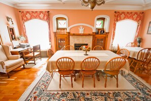 Free daily full breakfast  - The Harbour House (Charlottetown)